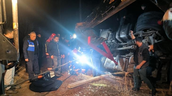 Malatya’da korkunç kaza! Kazaya müdahale eden polisler TIR’ın altında kaldı