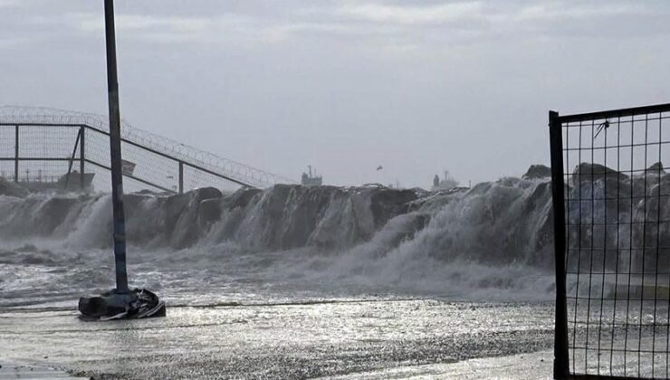 Yer: İstanbul! 5 metreyi bulan dev dalgalar mendireği aştı